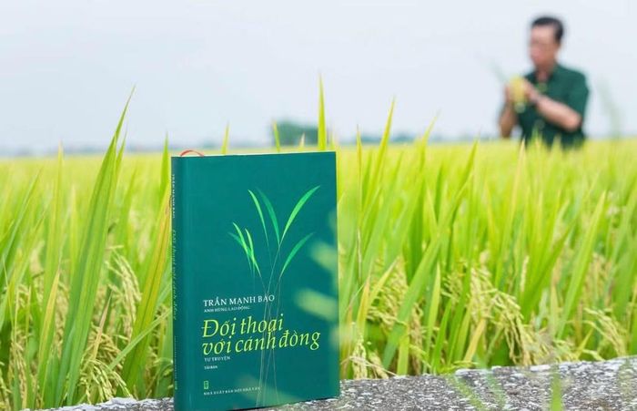 "Đối thoại với cánh đồng" là tác phẩm xuất bản trước đó và được bạn đọc yêu thích. (Ảnh: Nhân vật cung cấp)