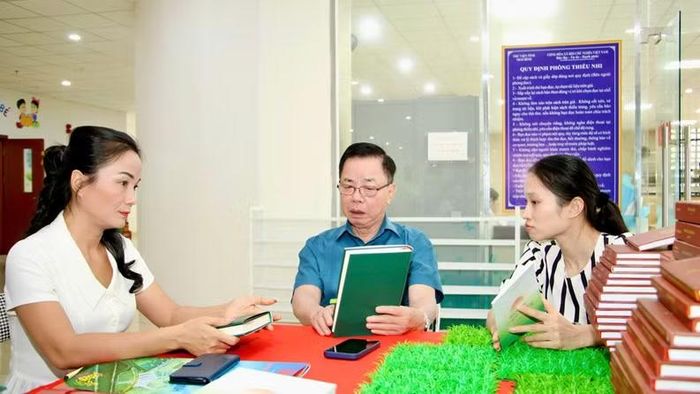 Ông Trần Mạnh Báo trao tặng sách Thư viện tỉnh Hưng Yên. (Ảnh: Nhân vật cung cấp)