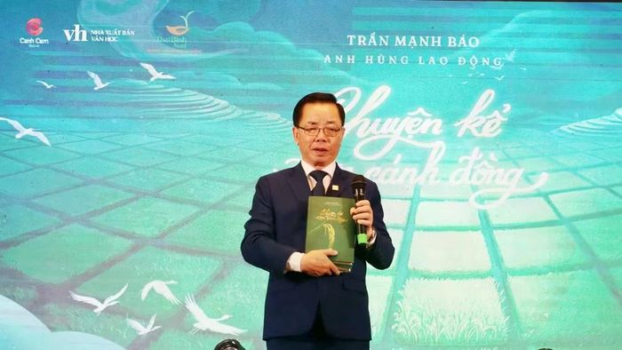 Anh hùng Lao động Trần Mạnh Báo trong sự kiện ra mắt sách. (Ảnh: Nhân vật cung cấp)