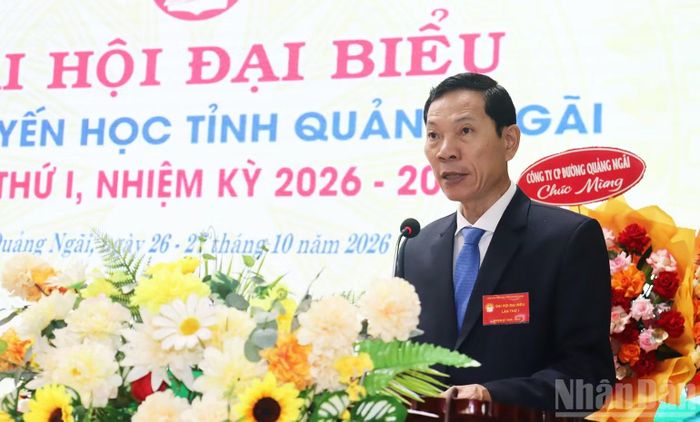 Chủ tịch Hội Khuyến học tỉnh Quảng Ngãi Võ Thanh An trình bày diễn văn khai mạc đại hội. (Ảnh: HIỂN CỪ)