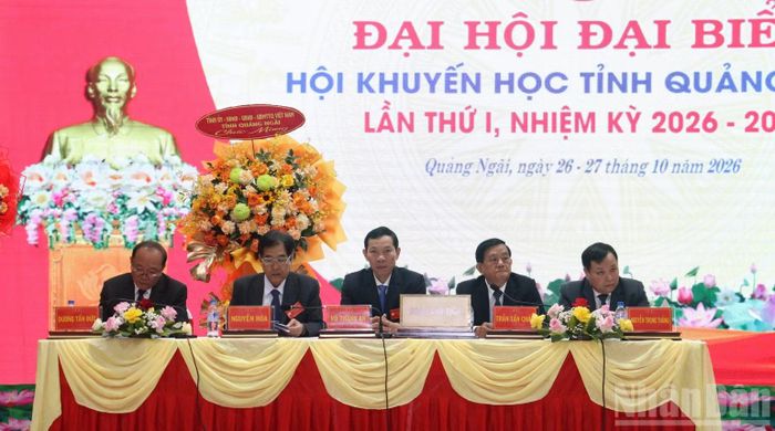 Đoàn Chủ tịch điều hành đại hội. (Ảnh: HIỂN CỪ)