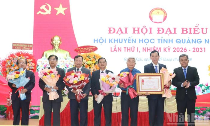 Ủy viên Trung ương Đảng, Bí thư Tỉnh ủy Quảng Ngãi Hồ Văn Niên trao Huân chương Lao động hạng Ba của Chủ tịch nước tặng Hội Khuyến học tỉnh Quảng Ngãi. (Ảnh: HIỂN CỪ)