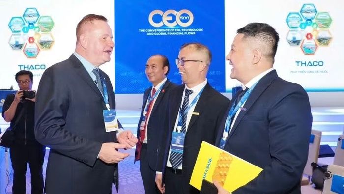 Các đại biểu quốc tế và đại diện doanh nghiệp trao đổi bên lề sự kiện CEO 500. (Ảnh: BTC)
