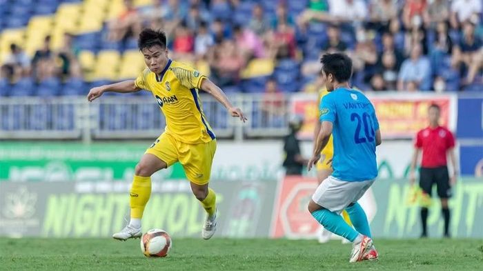 Cầu thủ Nguyễn Quang Vinh (áo vàng) đang có phong độ tốt tại câu lạc bộ Sông Lam Nghệ An. (Ảnh: VPF)