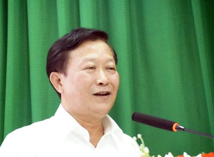 Ông Ngô Văn Luận, Chủ tịch Ủy ban nhân dân xã Xuân Sơn phát biểu các kiến nghị. (Ảnh: Lê Đình Thìn)