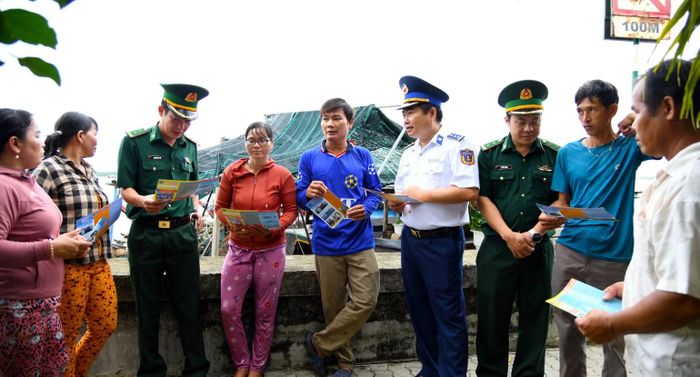 Cảnh sát biển và Bộ đội biên phòng cùng tuyên truyền cho bà con ngư dân tại bến phà An Thới Đông-Hiệp Phước, Thành phố Hồ Chí Minh. (Ảnh: Cảnh sát biển cung cấp)