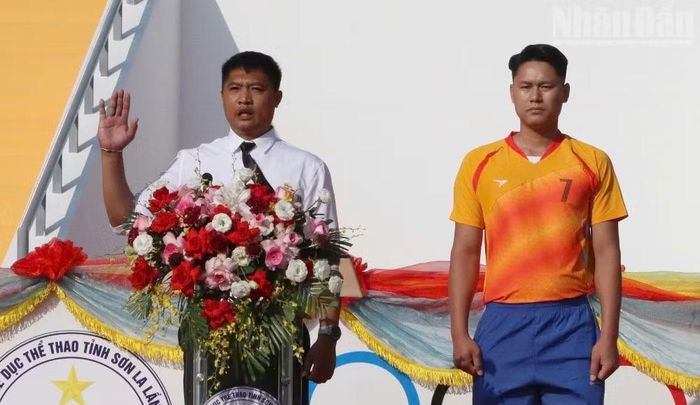 Trọng tài Đào Văn Hiệp, đại diện tổ trọng tài tuyên thệ tại Đại hội Thể dục thể thao tỉnh Sơn La lần thứ X. (Ảnh: QUỐC TUẤN)