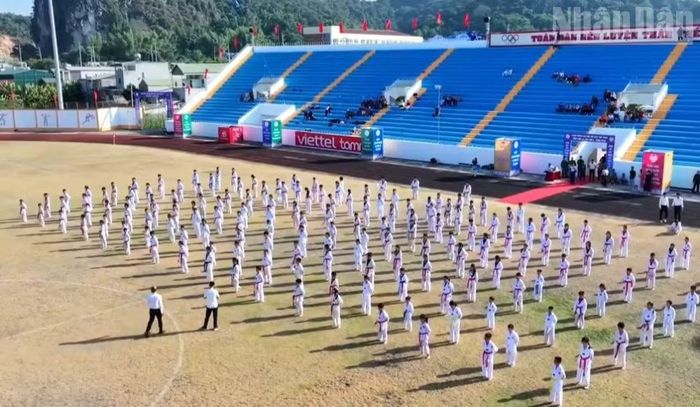 Gần 200 võ sinh biểu diễn võ thuật tại lễ khai mạc Đại hội Thể dục thể thao tỉnh Sơn La lần thứ X. (Ảnh: QUỐC TUẤN)