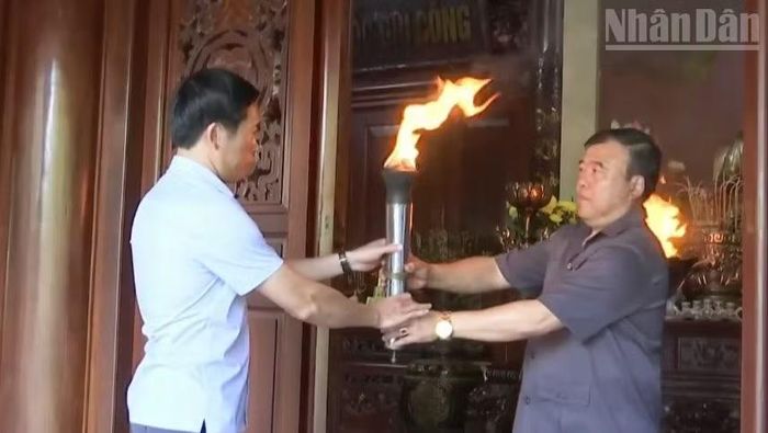 Lãnh đạo Sở Văn hóa, Thể thao và Du lịch tỉnh Sơn La thực hiện nghi lễ xin lửa truyền thống tại Khu di tích quốc gia đặc biệt Nhà tù Sơn La. (Ảnh: QUỐC TUẤN)