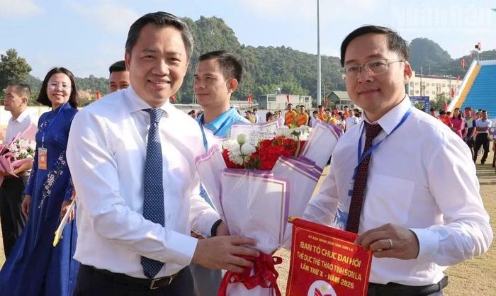 Đồng chí Nguyễn Đình Việt, Chủ tịch Ủy ban nhân dân tỉnh Sơn La tặng hoa và cờ lưu niệm cho các đoàn vận động viên và trọng tài. (Ảnh: QUỐC TUẤN)