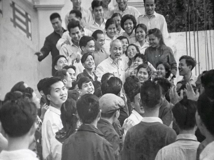 Chủ tịch Hồ Chí Minh đến thăm Hãng phim Tài liệu và Khoa học Trung ương. (Ảnh: Hãng phim cung cấp)