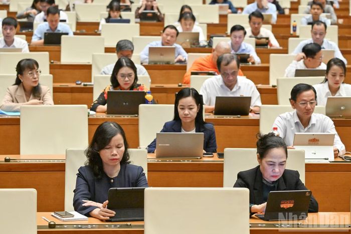 Đại biểu Quốc hội thảo luận ở hội trường về dự thảo Bộ luật Hình sự (sửa đổi). (Ảnh: THỦY NGUYÊN)