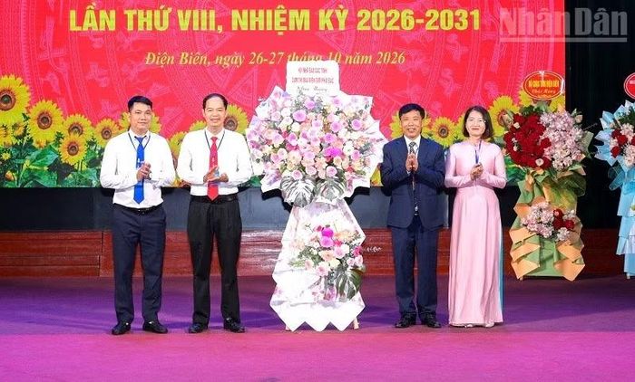 Các đồng chí lãnh đạo Hội Nhà báo tỉnh Cao Bằng, tỉnh Tuyên Quang tặng hoa chúc mừng Đại hội VIII Hội Nhà báo tỉnh Điện Biên. (Ảnh: LÊ LAN)