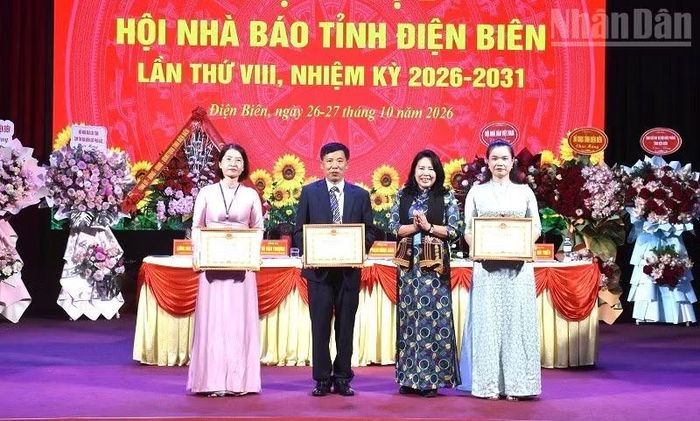 Đồng chí Lò Thị Minh Phượng, Ủy viên Ban Thường vụ Tỉnh ủy, Phó Chủ tịch Thường trực Ủy ban Mặt trận Tổ quốc Việt Nam tỉnh Điện Biên trao Bằng khen của Ủy ban nhân dân tỉnh tặng các tập thể, cá nhân có nhiều đóng góp trong công tác Hội. (Ảnh: LÊ LAN)