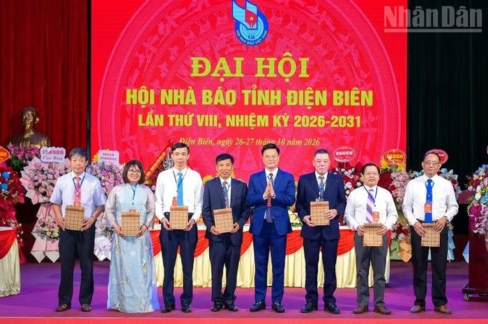 Đồng chí Vũ Văn Thượng, Chủ tịch Hội Nhà báo tỉnh Điện Biên trao quà, tri ân các đồng chí Ủy viên Ban Chấp hành Hội Nhà báo tỉnh Điện Biên khóa VII nghỉ công tác, thôi tham gia Ban Chấp hành. (Ảnh: LÊ LAN)