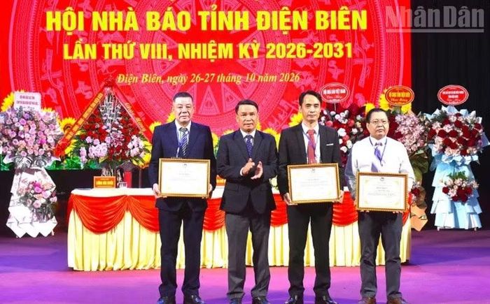 Đồng chí Nguyễn Đức Lợi, Phó Chủ tịch Thường trực Hội Nhà báo Việt Nam trao Bằng khen của Trung ương Hội Nhà báo Việt Nam tặng một tập thể, hai cá nhân có thành tích xuất sắc trong công tác Hội. (Ảnh: LÊ LAN)