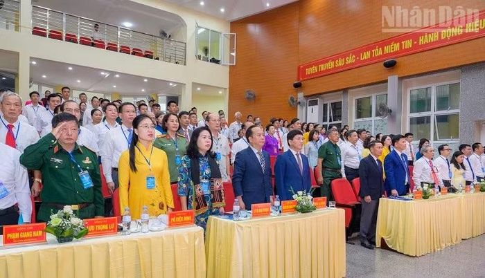 Đại biểu thực hiện nghi thức Chào cờ trong chương trình khai mạc Đại hội VIII Hội Nhà báo tỉnh Điện Biên. (Ảnh: LÊ LAN)
