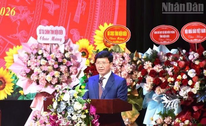 Đồng chí Mùa A Vảng, Ủy viên dự khuyết Trung ương Đảng, Phó Bí thư Tỉnh ủy, Chủ tịch Ủy ban Mặt trận Tổ quốc Việt Nam tỉnh Điện Biên phát biểu chỉ đạo tại Đại hội VIII Hội Nhà báo tỉnh Điện Biên. (Ảnh: LÊ LAN)
