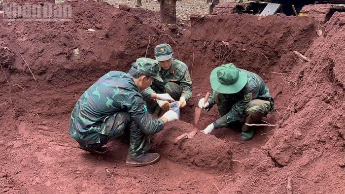Các chiến sĩ Đội K76 quy tập hài cốt liệt sĩ tại khu vực phường Lộc Ninh, thành phố Đồng Nai. (Ảnh: Đội K76)