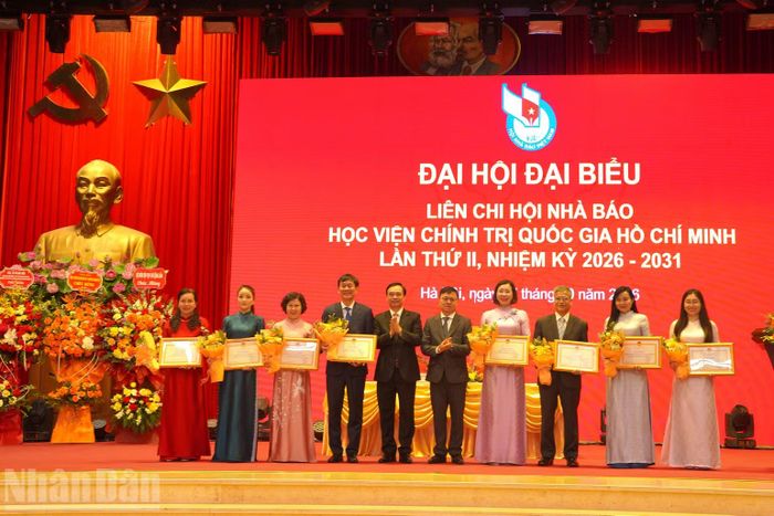 Các cá nhân của Liên Chi hội Nhà báo Học viện có thành tích xuất sắc trong nhiệm kỳ 2021-2026 nhận bằng khen của đồng chí Giám đốc Học viện Chính trị quốc gia Hồ Chí Minh. (Ảnh: HẢI ĐĂNG)