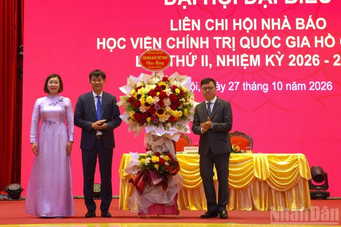 Đồng chí Lê Quốc Minh, Ủy viên Trung ương Đảng, Tổng Biên tập Báo Nhân Dân, Phó Trưởng ban Tuyên giáo Trung ương, Chủ tịch Hội Nhà báo Việt Nam trao lẵng hoa chúc mừng Ban Chấp hành Liên Chi hội Nhà báo Học viện nhiệm kỳ 2026-2031. (Ảnh: HẢI ĐĂNG)