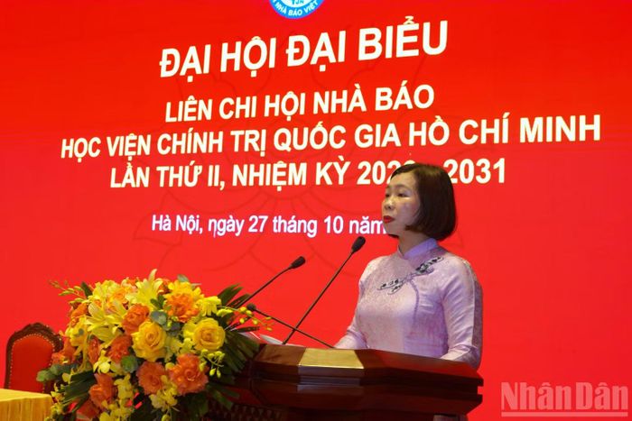 Đồng chí Nguyễn Thị Trường Giang trình bày Báo cáo chính trị tại Đại hội. (Ảnh: HẢI ĐĂNG)