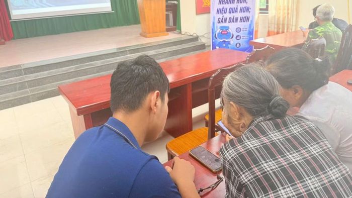Người dân được hướng dẫn sử dụng dịch vụ số tại “Điểm Bình dân học vụ số” lưu động ở xã Vân Đình (Hà Nội). (Ảnh: THU TRANG)