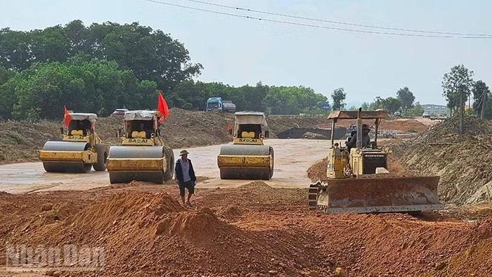 Trên công trường thi công mở rộng, hoàn thiện đường giao thông từ cầu Nỏ Hẻn đến đường vào Cảng hàng không Thọ Xuân. (Ảnh: Mai Luận)
