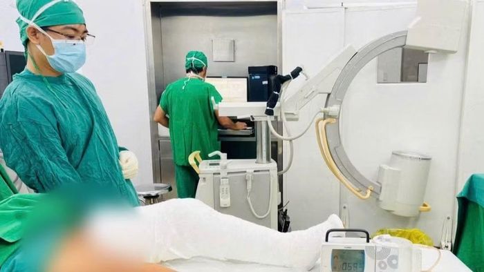 Chân trái của bệnh nhi đã duỗi được sau ca phẫu thuật. (Ảnh: Bệnh viện cung cấp)