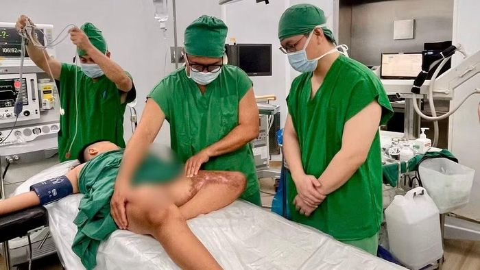 Ê-kíp phẫu thuật kiểm tra hiện trạng vết sẹo gây co rút chân của bệnh nhi. (Ảnh: Bệnh viện cung cấp)