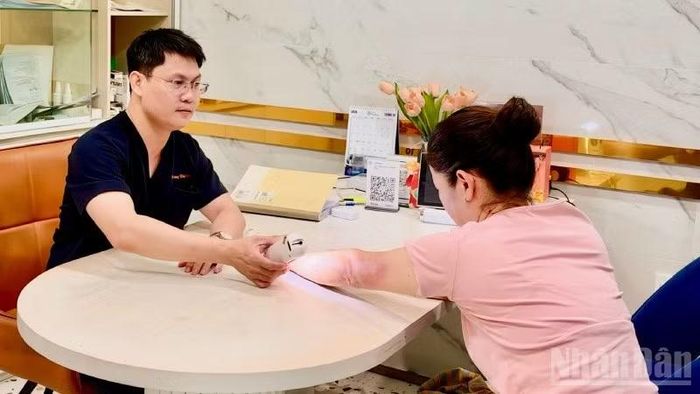 Bác sĩ Hoàng Đức Yên, Trưởng khoa Da liễu, Bệnh viện Trung ương Huế cơ sở 2, cho biết người dân vẫn nhầm lẫn với bệnh khác và tự mua thuốc điều trị, khiến da bị kích ứng, làm bệnh diễn biến phức tạp hơn. (Ảnh: Q.Tiến)
