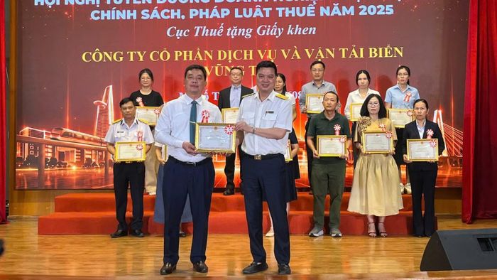 Ông Nguyễn Mạnh Đông, Phó Trưởng Thuế Thành phố Hồ Chí Minh, trao giấy khen của Cục Thuế cho doanh nghiệp tiêu biểu tuân thủ pháp luật thuế năm 2025. (Ảnh: A.T)