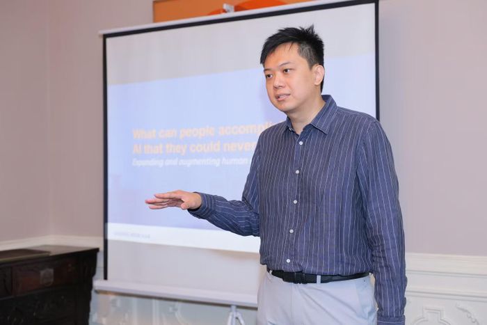  Tiến sĩ Tan Hong Ming, Trợ lý hiệu trưởng phụ trách Vận hành số tại Trường Kinh doanh thuộc Đại học Quốc gia Singapore (NUS). (Ảnh: TQ) 