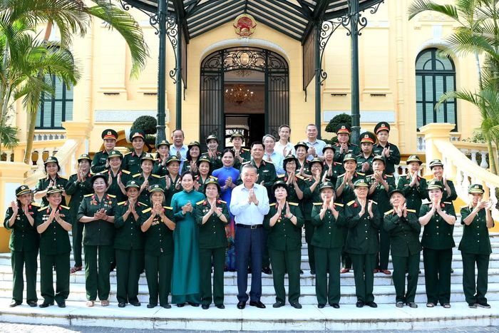Tổng Bí thư, Chủ tịch nước Tô Lâm với các đại biểu Đại đội nữ lái xe Trường Sơn.