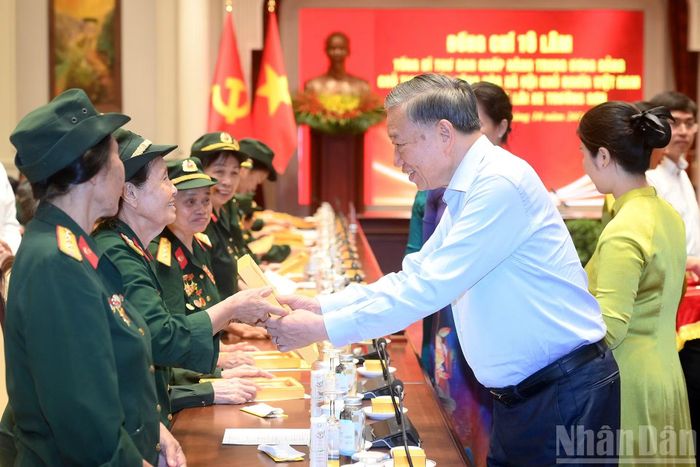 Tổng Bí thư, Chủ tịch nước Tô Lâm trao quà tặng các đại biểu Đại đội nữ lái xe Trường Sơn.