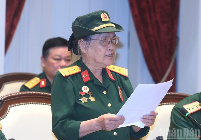 Trưởng Ban liên lạc Đại đội nữ lái xe Trường Sơn Nguyễn Thị Hòa phát biểu tại cuộc gặp mặt.