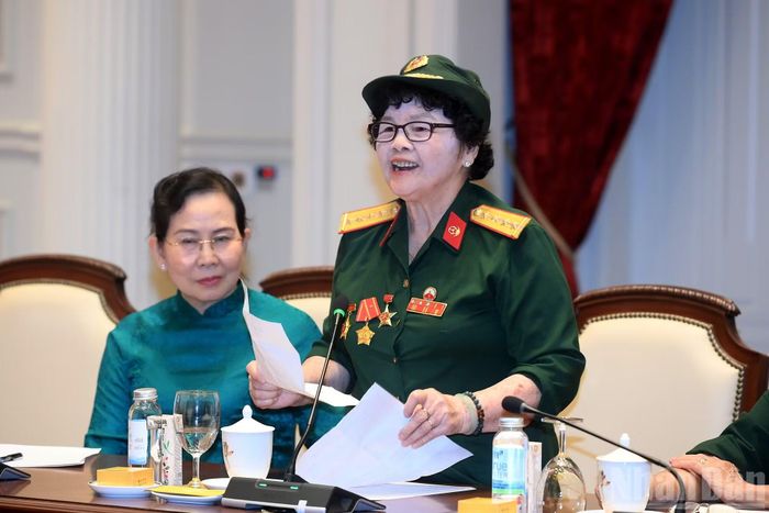 Đại biểu Đại đội nữ lái xe Trường Sơn phát biểu tại cuộc gặp mặt.