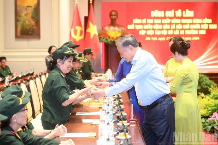 Tổng Bí thư, Chủ tịch nước Tô Lâm trao quà tặng các đại biểu Đại đội nữ lái xe Trường Sơn.