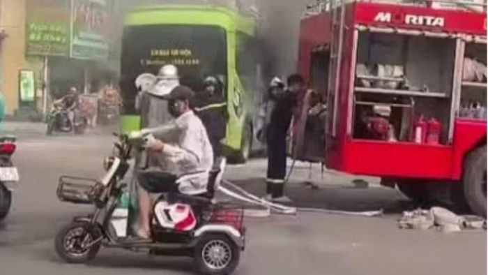 Xe buýt bốc cháy trên phố Lê Thanh Nghị (Hà Nội) sáng 27/10, nguyên nhân do nắp cống bật lên va chạm vào pin xe khiến xe bốc cháy. (Ảnh: Người dân cung cấp)