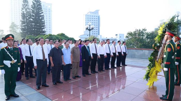 Các đại biểu dự lễ dâng hương tại Đài tưởng niệm các Anh hùng liệt sĩ của tỉnh. (Ảnh: Ủy ban nhân dân tỉnh Thái Nguyên)