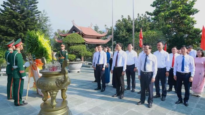 Lãnh đạo tỉnh Thái Nguyên dâng hương tưởng niệm Chủ tịch Hồ Chí Minh tại Nhà tưởng niệm Người ở ATK Định Hóa. (Ảnh: Ủy ban nhân dân tỉnh Thái Nguyên)