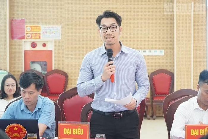 Ông Bùi Anh Tiến, Phó Chủ tịch Hiệp hội Du lịch tỉnh Điện Biên, Phó Tổng Giám đốc Công ty Thương mại-Xây dựng số 6 Điện Biên phát biểu tại hội nghị. (Ảnh: LÊ LAN)