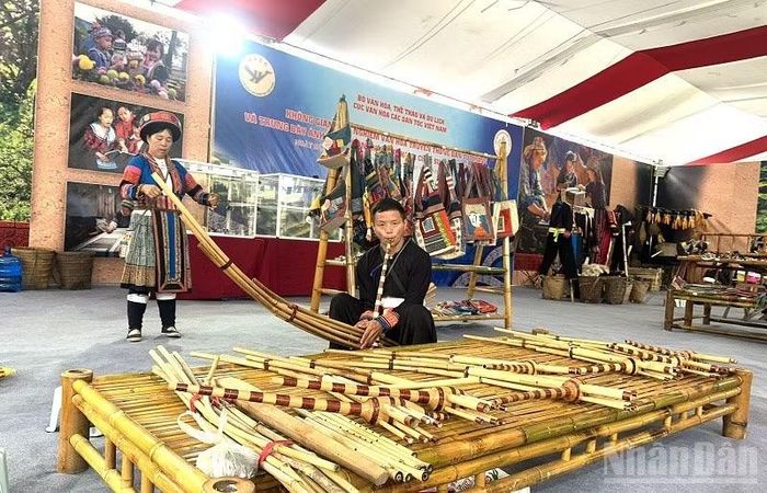 Mỗi nhạc cụ gắn với đồng bào dân tộc Mông ở Điện Biên đều mang trong đó một câu chuyện riêng về sự ra đời và vai trò trong đời sống tinh thần của người dân tộc Mông, bởi vậy rất cần được sưu tầm, giữ gìn trong hành trình phát triển văn hóa, phát triển du lịch tại địa bàn. (Ảnh: LÊ LAN)