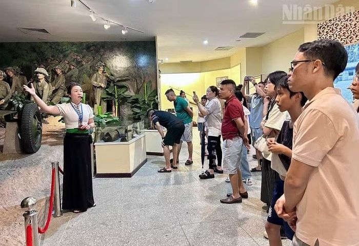 Du khách tham quan tại Bảo tàng Chiến thắng Điện Biên Phủ. (Ảnh: LÊ LAN)