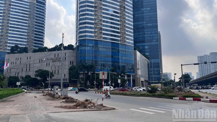 Nút giao Mễ Trì-Dương Đình Nghệ kết nối với đường Phạm Hùng và tuyến Vành đai 3 trên cao, phục vụ lưu lượng phương tiện lớn, đặc biệt vào giờ cao điểm.