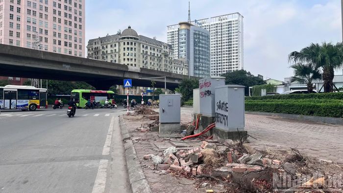 Theo thông tin được báo chí ghi nhận, hơn 30 cây sấu trên vỉa hè đường Dương Đình Nghệ, đoạn trước tòa nhà Keangnam Landmark 72, đã được đào lên, đánh chuyển. Một số cây cảnh trên dải phân cách cũng được di dời.