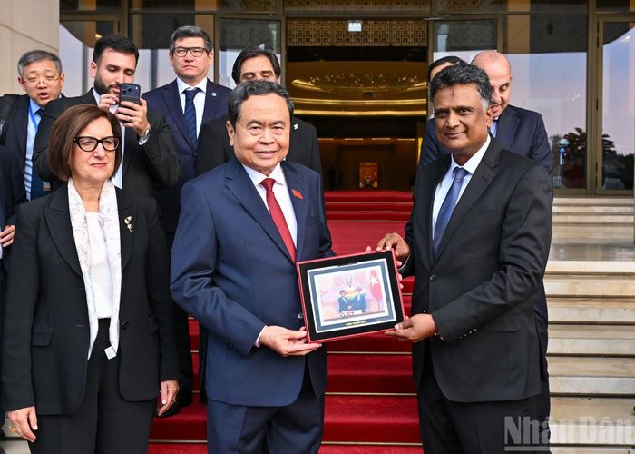 Chủ tịch Quốc hội Trần Thanh Mẫn trao quà tặng Chủ tịch Tổ chức các Cơ quan Kiểm toán tối cao châu Á (ASOSAI), Tổng Kiểm toán và Kiểm soát Ấn Độ K.Sanjay Murthy.