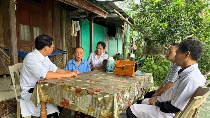 Cán bộ y tế xã Hương Phố, tỉnh Hà Tĩnh thăm khám, tư vấn kiến thức chăm sóc sức khỏe cho người dân tại cộng đồng. (Ảnh: VĂN ĐỊNH)