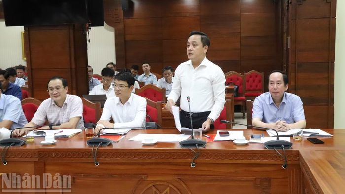 Chủ tịch Ủy ban nhân dân phường Ea Kao Đỗ Đức Hà thảo luận tại buổi làm việc. (Ảnh: CÔNG LÝ)