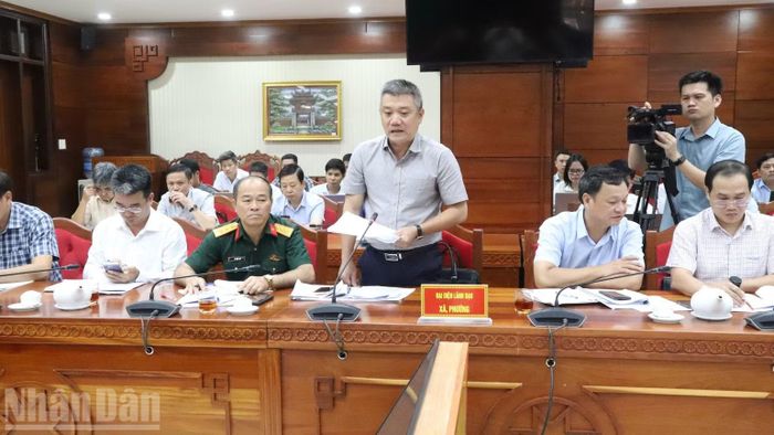 Chủ tịch Ủy ban nhân dân phường Buôn Ma Thuột Nguyễn Thanh Vũ trao đổi tại buổi làm việc. (Ảnh: CÔNG LÝ)